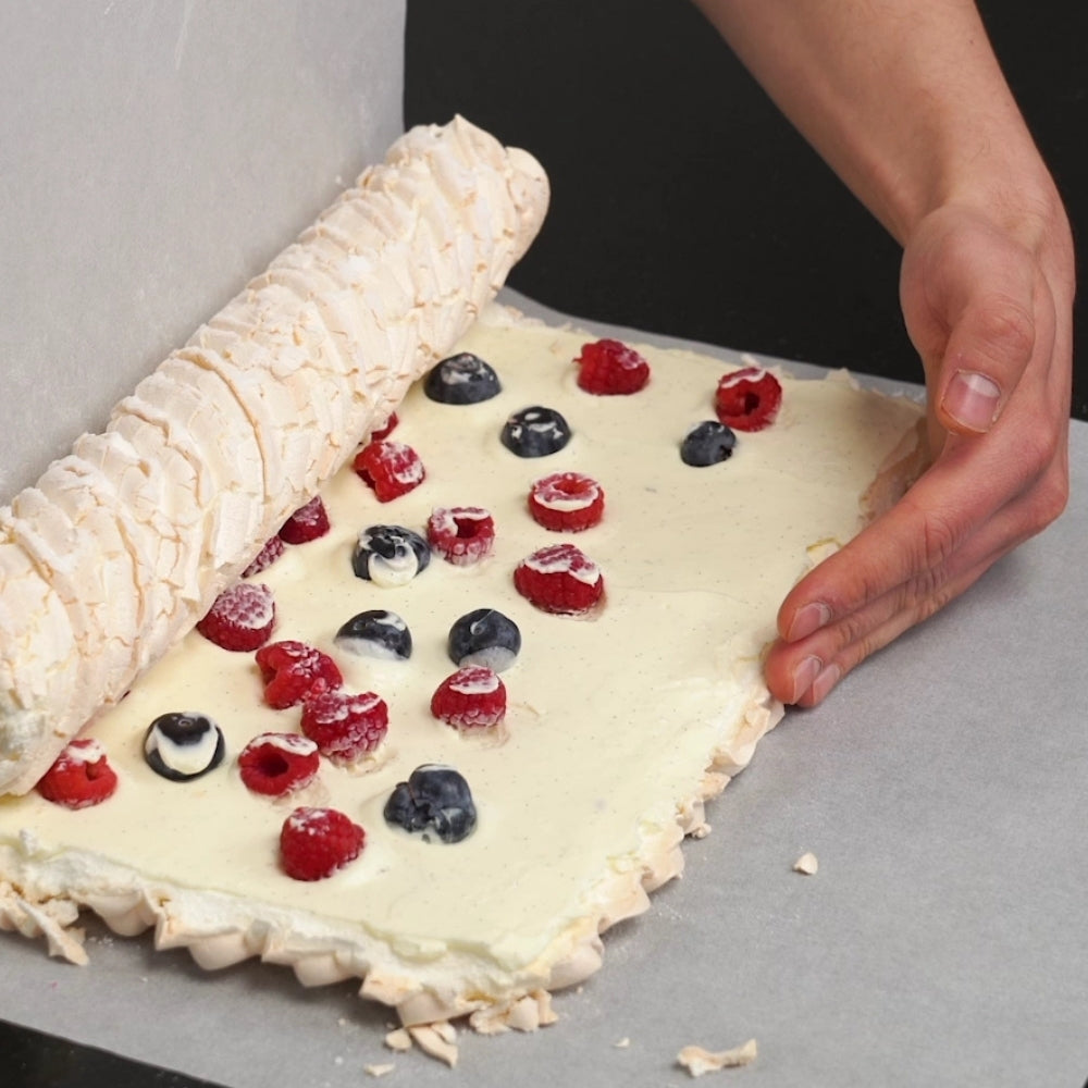 berry pavlova