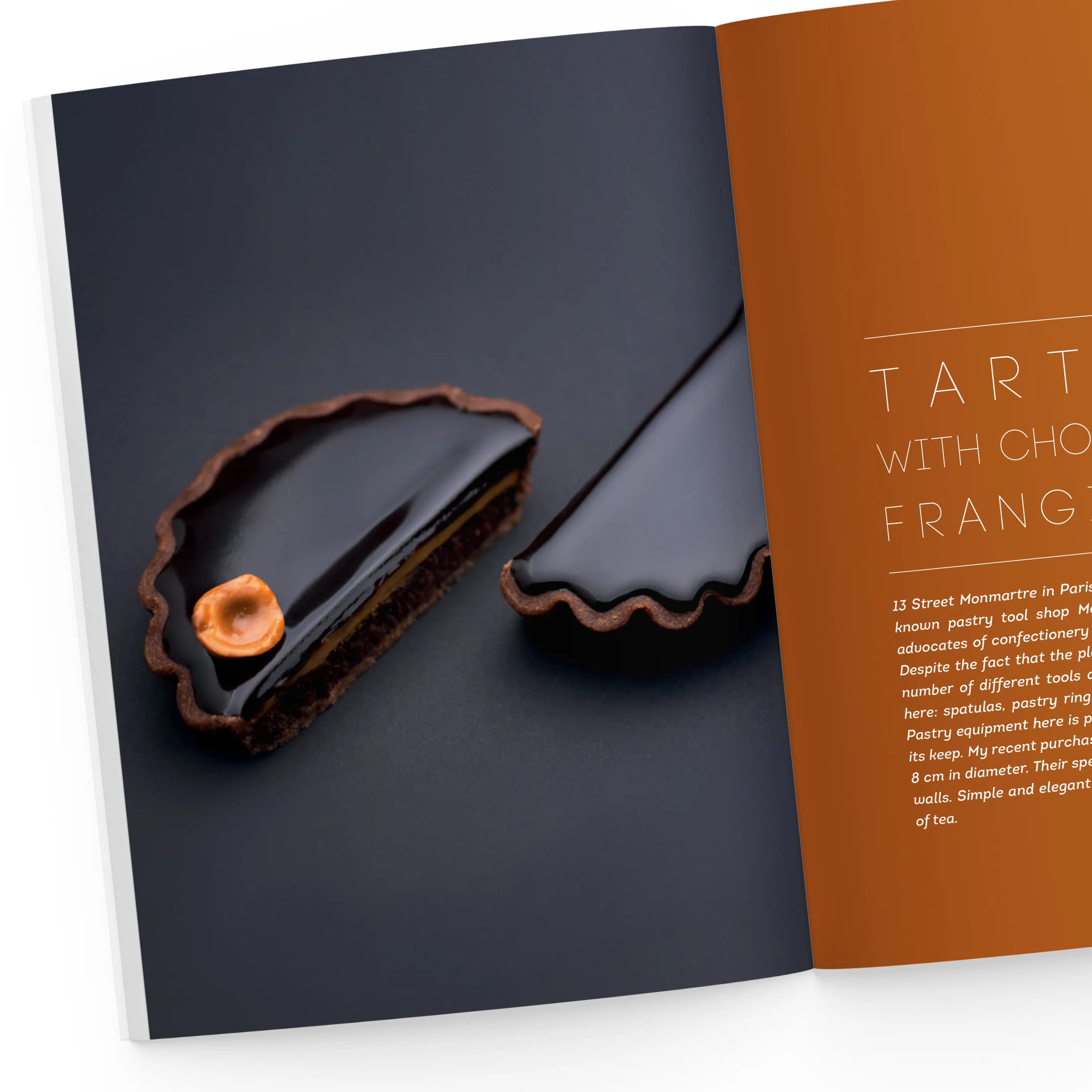 Triangle tartlet with chocolate sauce
